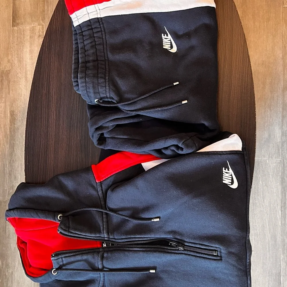 This is a complete Nike sweatsuit for sale - Picture 7 of 7
